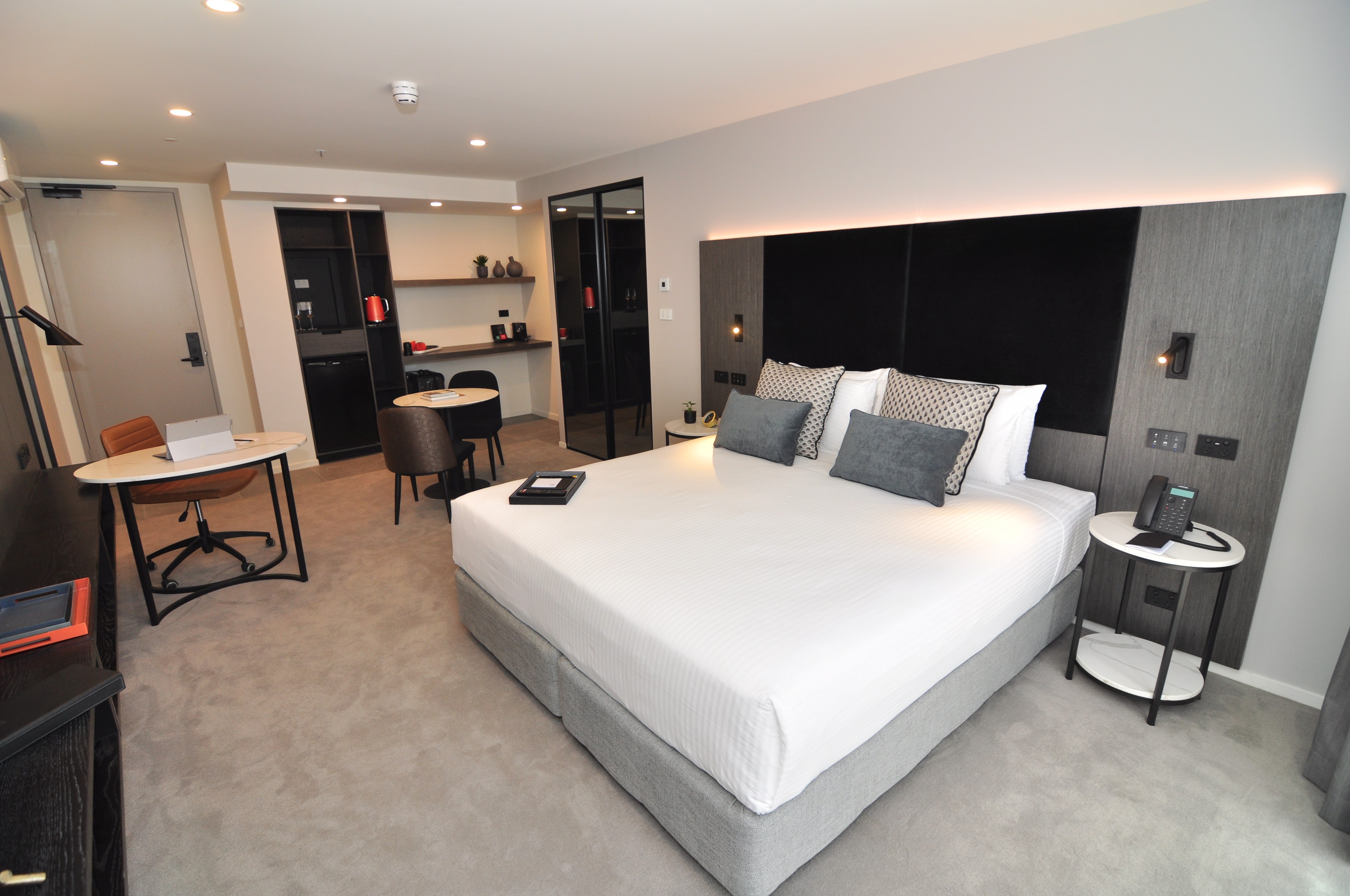 Hot deal: Deco Hotels Canberra - Sydney Weekender